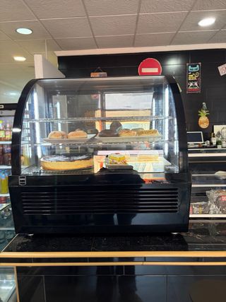 Vitrina expositora de pasteles