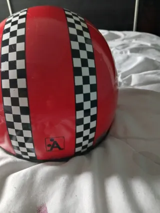 Casco rojo vintage con diseño de cuadros