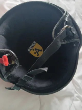 Casco rojo vintage con diseño de cuadros