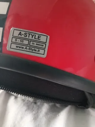 Casco rojo vintage con diseño de cuadros