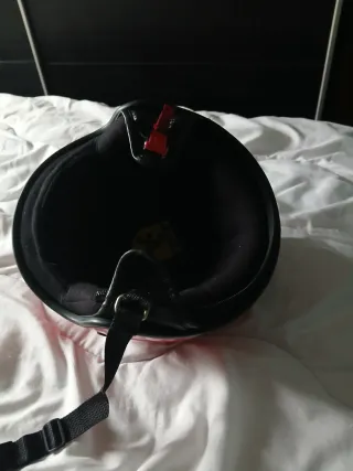 Casco rojo vintage con diseño de cuadros