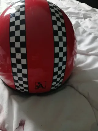Casco rojo vintage con diseño de cuadros