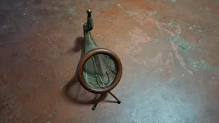 Botellero de madera con forma de saxofón