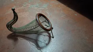 Botellero de madera con forma de saxofón