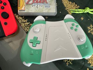 Nintendo Switch con 4 mandos, juego Zelda, estuche