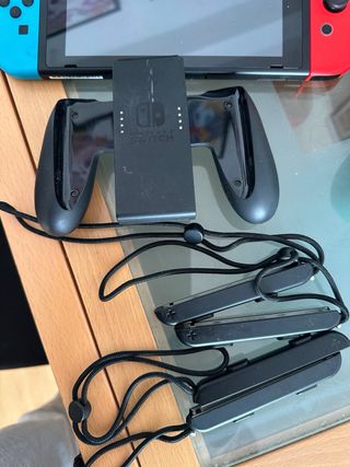 Nintendo Switch con 4 mandos, juego Zelda, estuche