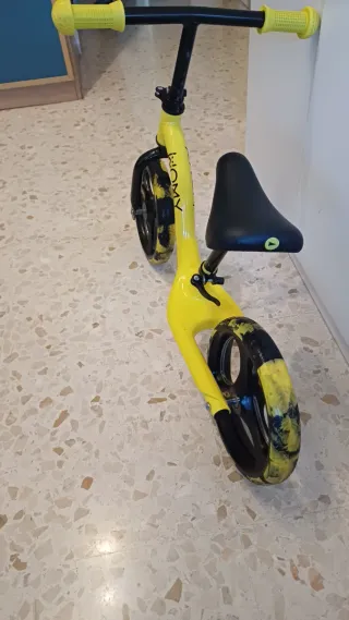 Bicicleta de equilibrio Womy amarilla