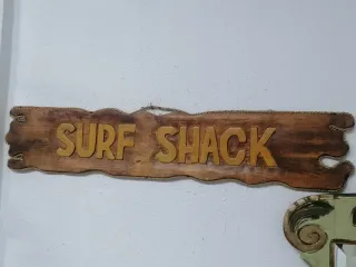 Cartel Surf Shack de madera tallada