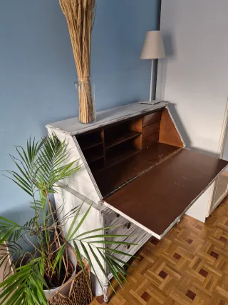 Escritorio de madera pintado blanco