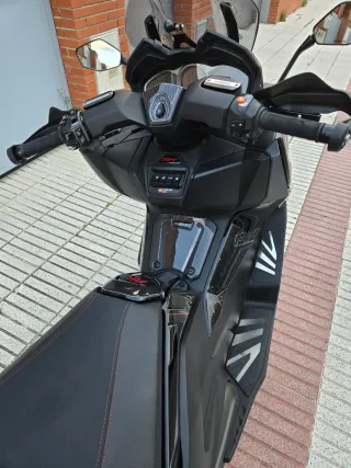 Kymco AK 550 Premium 2024 Negra