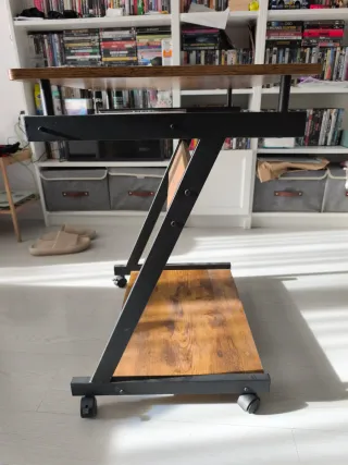 Escritorio con ruedas y bandeja