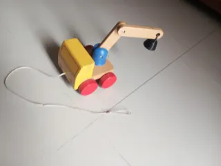 Camión de juguete de madera con cuerda