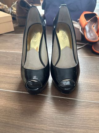 Zapatos tacón Michael Kors negros