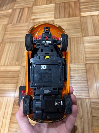 Coche teledirigido naranja con mando