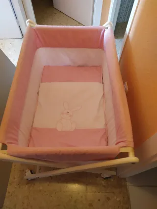 Minicuna bebé rosa con peluche