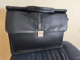 Maletín de piel negro