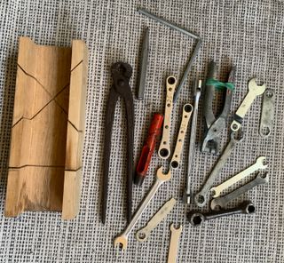 Bandeja y herramientas de albañil