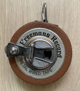 Bandeja y herramientas de albañil