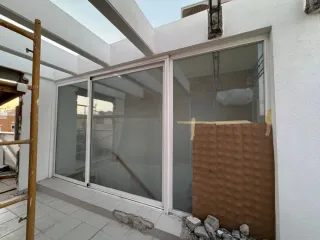 Cristalera con dos palos fijos