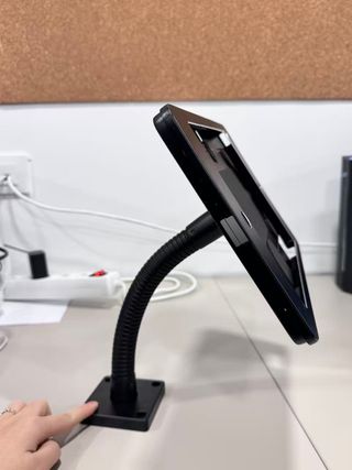 Soporte de mesa con cerradura para tablet