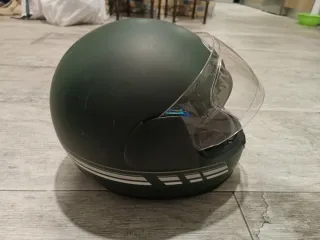 Casco de moto verde con visera