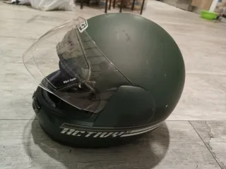 Casco de moto verde con visera