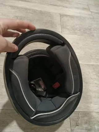 Casco de moto verde con visera