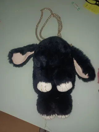 Bolso mochila conejo negro y dorado