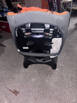 Silla de coche naranja y gris
