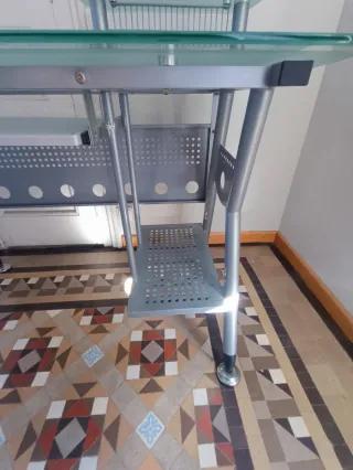 MESA ESCRITORIO CRISTAL TEMPLADO + SILLA MADERA