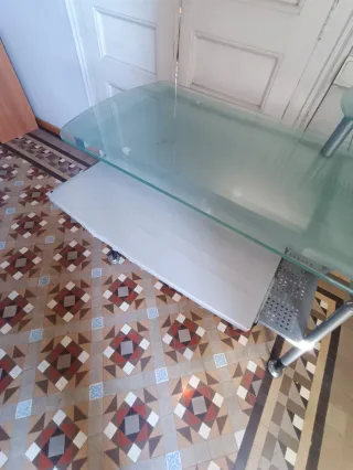 MESA ESCRITORIO CRISTAL TEMPLADO + SILLA MADERA