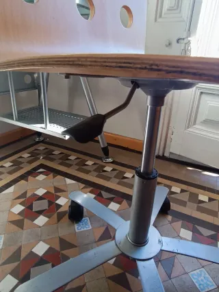 MESA ESCRITORIO CRISTAL TEMPLADO + SILLA MADERA