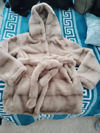Abrigo peluche beige talla M da como una L