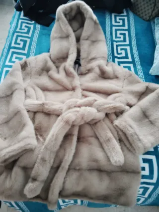 Abrigo peluche beige talla M da como una L