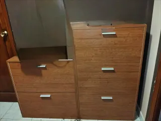 Zapateros de madera marrones