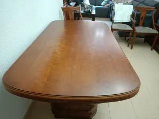 Mesa de comedor de madera