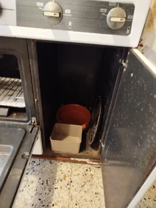 Cocina de gas antigua blanca