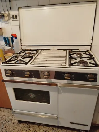 Cocina de gas antigua blanca