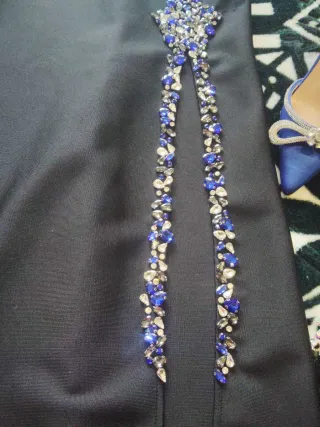 Vestido de fiesta negro con pedrería