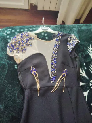 Vestido de fiesta negro con pedrería