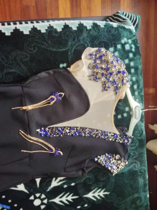 Vestido de fiesta negro con pedrería