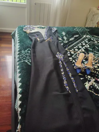 Vestido de fiesta negro con pedrería