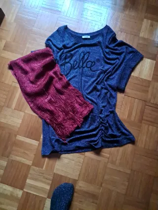 Maglietta glitterata blu e sciarpa rossa
