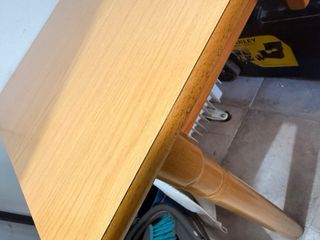 Mesa de madera con cajón