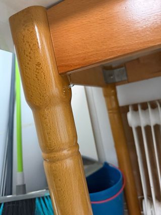 Mesa de madera con cajón