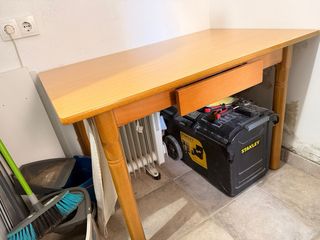 Mesa de madera con cajón