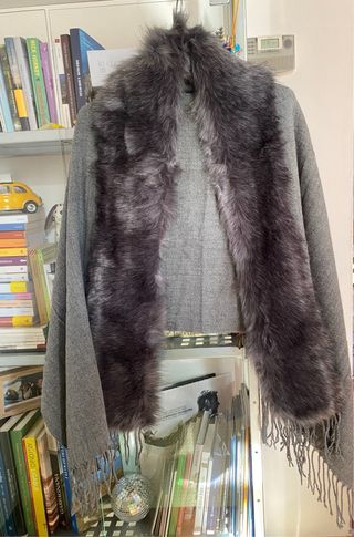 Stola scialle con eco pelliccia grigia