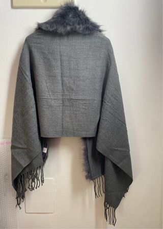 Stola scialle con eco pelliccia grigia