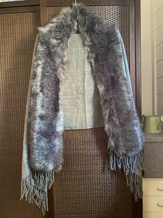 Stola scialle con eco pelliccia grigia