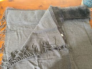 Stola scialle con eco pelliccia grigia